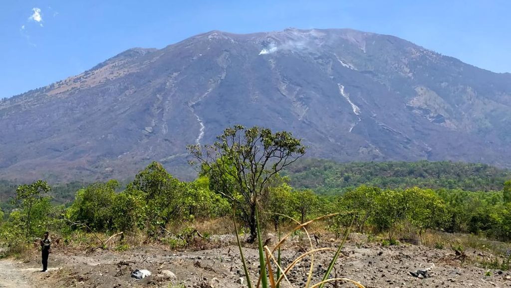 Pendakian Gunung Agung Ditutup hingga Akhir April Saat Upacara Besakih