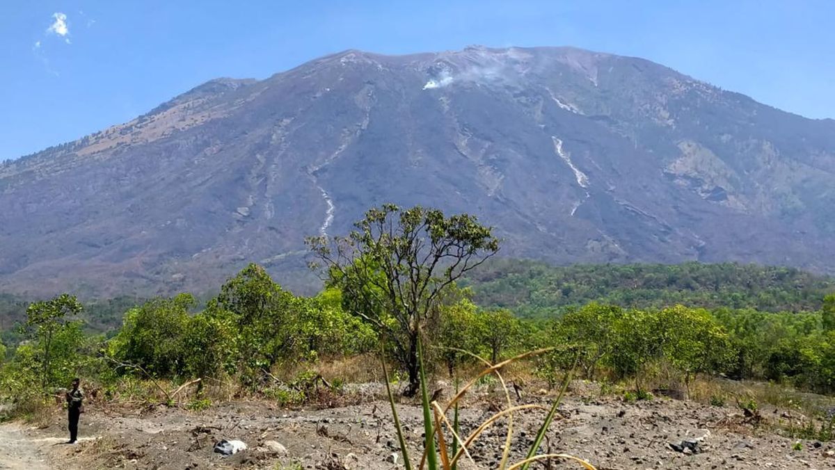 Pendakian Gunung Agung Ditutup hingga Akhir April Saat Upacara Besakih
