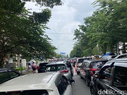 Parkir Berlapis Depan Sekolah Methodist III Medan, Jalan Perintis Macet Parah