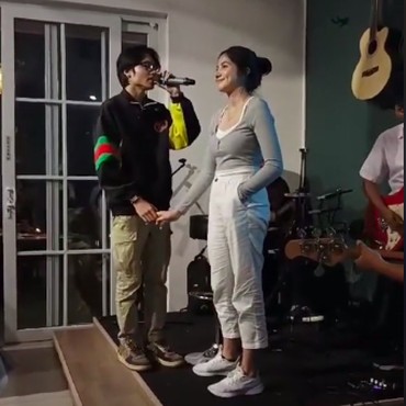 Kiesha Alvaro Genggam Tangan Bulan Sutena Saat Nyanyi 'Melamarmu', Pacaran?