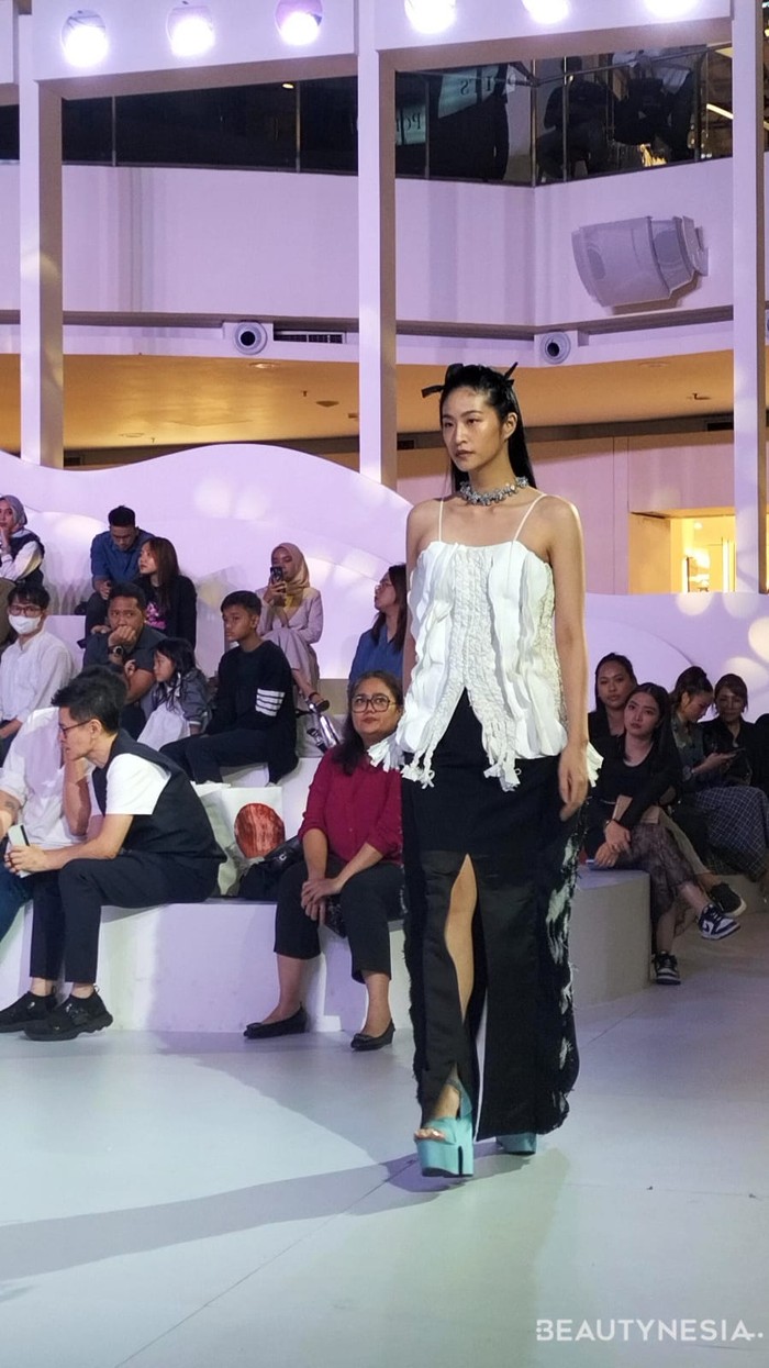 Inspirasi tema konsepnya ini dari siklus pertumbuhan tanaman, dari kuncup menjadi mekar, layu dan kembali ke bumi, lalu lahirlah kehidupan yang baru lagi. Hal ini menjadi ide awal Rinda untuk menghubungkan konsep circular fashion, pada koleksi ini.