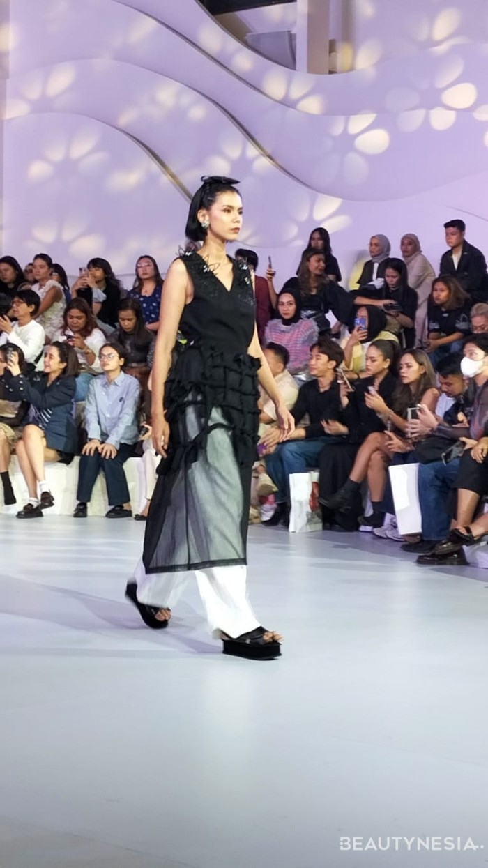 Tak hanya dari segi bahan, ia juga mengeksplorasi beragam bentuk dan teknik baru dan embellishment bahan, dari mulai manik-manik hingga mainan 3D pen dengan filamen PLA yang ramah lingkungan.