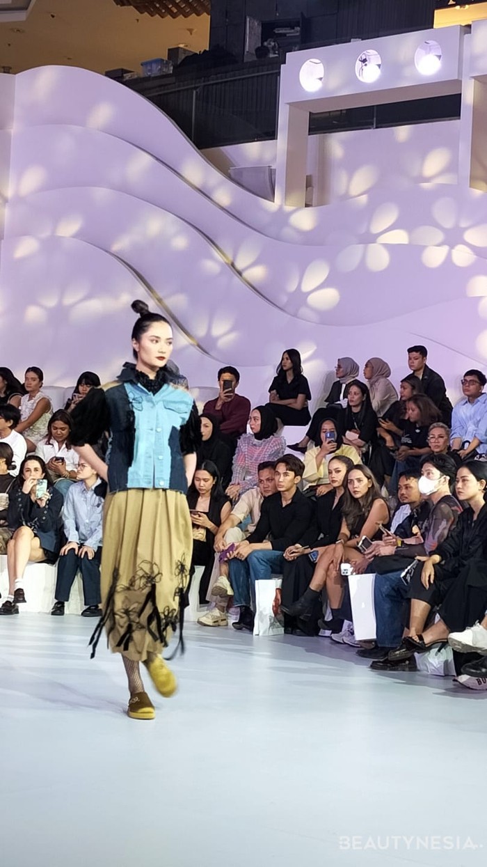 Denim bekas produksi yang mungkin terlintas tinggal kenangan saja, bisa dimanfaatkan juga oleh Rinda Salmun. Ia bisa menjadikannya sebagai koleksi baru yang memukau.