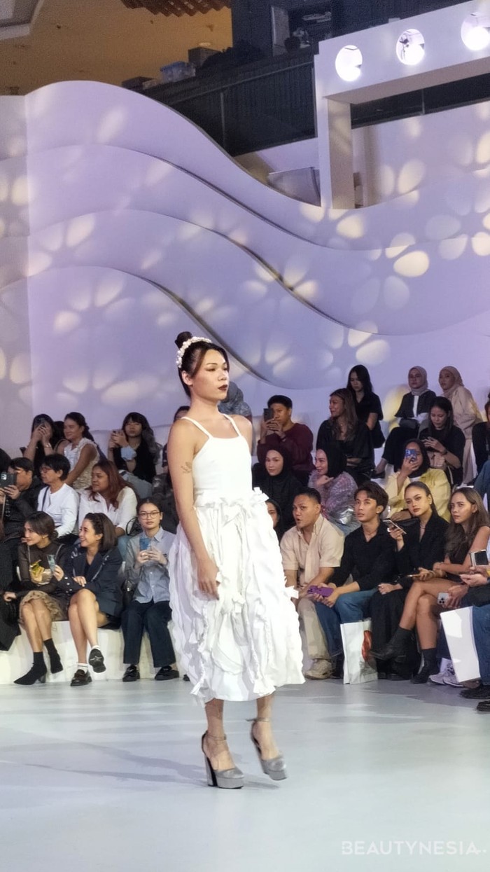 Selain itu, ia juga membawa renungan dengan pendekatan holistik mengenai kehidupan di dunia era pasca-pandemi. Dimana saat ini kita sedang dalam masa penyembuhan untuk melanjutkan kehidupan, kembali bangun, tumbuh, dan berkembang merekah.