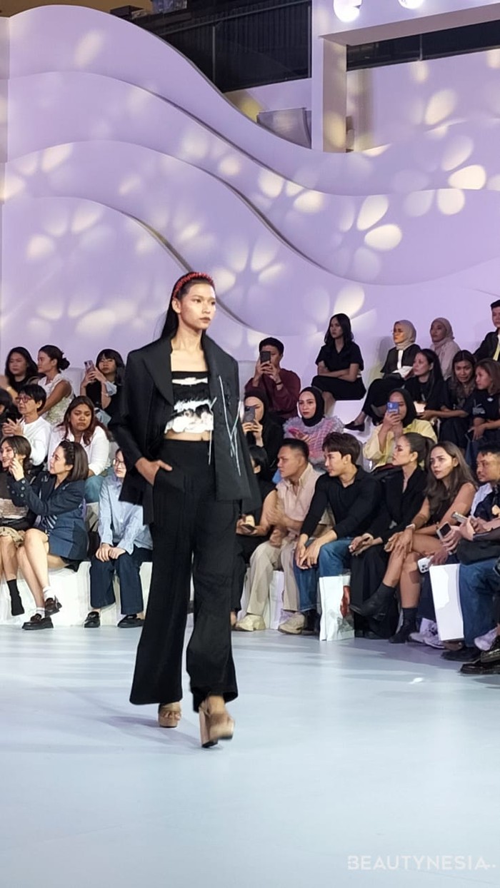 Selain Adrie Basuki dan Iyonono, hadir juga Rinda Salmun dalam pagelaran Artisan A La Mode Fashion Nation Senayan City, Rabu (27/9). Kali ini, Rinda membawa koleksi bertajuk ‘Fleurish’ untuk tahun 2024. (Foto: Rini Apriliani/Beautynesia)