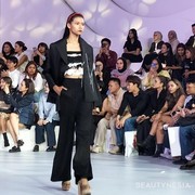 Potret Koleksi Rinda Salmun, dari Beragam Limbah Jadi Karya 'Fleurish' Memukau