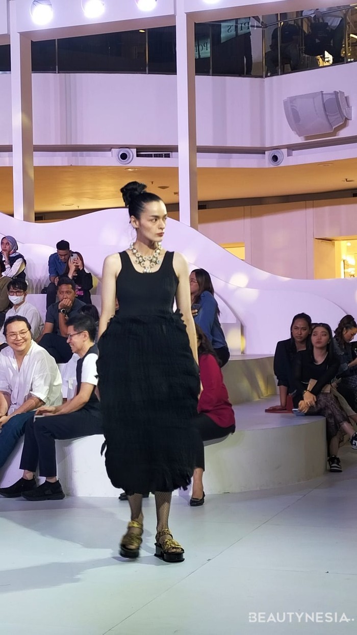 Potongan siluet dan kombinasi warna dalam koleksi ini mengacu pada karakteristik Rinda Salmun. Ia juga berharap koleksinya ini dapat mempromosikan slow, circular, responsible, ethnical fashion yang juga mengedepankan lower carbon footprint yang dibuat dengan penuh kesadaran dan kasih sayang.