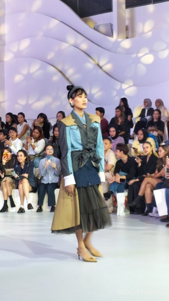 Ia mengubah beragam limbah tekstil, pakaian bekas, serta produk-produk deadstock dari gudang studio Rinda Salmun. Dalam koleksinya ini, ia berusaha memaksimalkan kegunaan limbah tersebut untuk mencapai sebuah sistem lini fashion yang circular dan minim sampah.