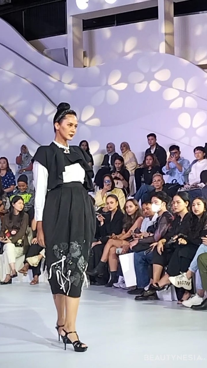 Demi mengedepankan sustainable fashion, Rinda menghadirkan beragam jenis bahan yang dipilihnya dari gudang bahan studi Rinda Salmun. Ia memanfaatkannya sebaik mungkin, selama bahan tersebut cocok digunakan.