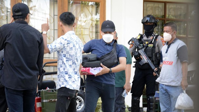 Tim penyidik KPK menyambangi sejumlah lokasi lain di wilayah Jabodetabek dan Surabaya untuk mengumpulkan bukti terkait kasus dugaan korupsi APD di Kemenkes.