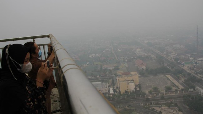 Aplikasi pemantau kualitas udara Nafas Indonesia merilis rapor kualitas udara beberapa kota di Indonesia.
