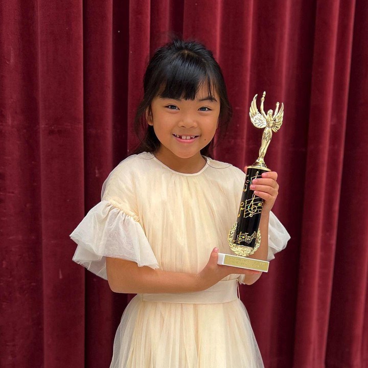 <p>Selain jago akting, Millie juga berbakat main piano. Baru-baru ini, Millie berhasil mendapatkan juara di kompetisi bermain piano. (Foto: Instagram @agirlnamedmillie)</p>
