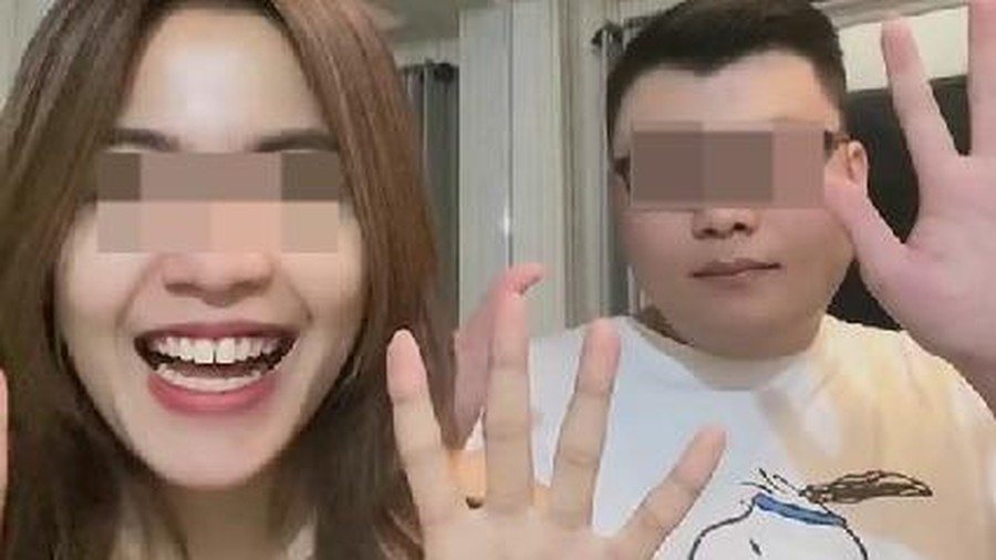 Dini bersama kekasihnya yang berinisial RT.