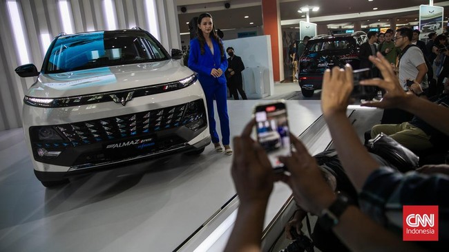Ada dua SUV buatan Indonesia yang ditawarkan saat ini, yakni Toyota Yaris Cross Hybrid dan Wuling Almaz RS Hybrid.