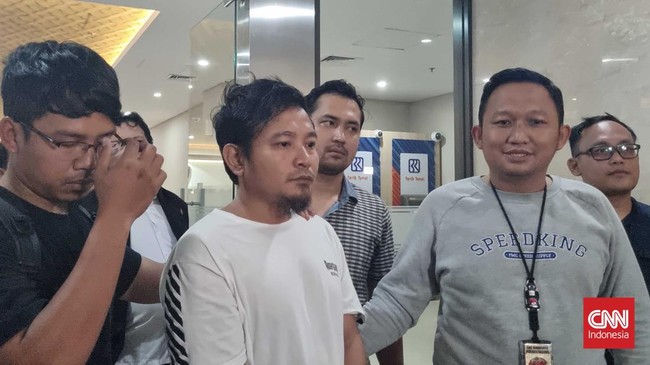 Penyanyi Zul Zivilia rampung menjalani pemeriksaan terkait jaringan narkoba internasional Fredy Pratama.