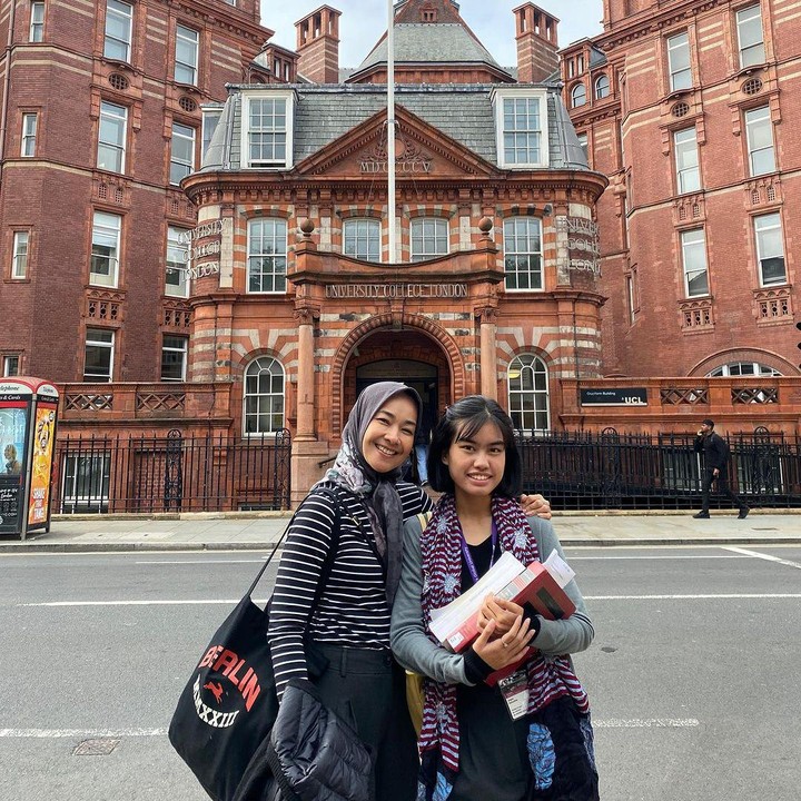 <p>"Mengunjungi kampus <em>@namiradjani @ucl</em> di hari pertama kuliah. Kampus yang bagus di tengah kota. Selamat menikmati menjadi warga London, Jan. Belajar yang semangat ya, dan maksimalkan mendapatkan pengalaman baru," tulis Alya Rohali pada laman Instagram-nya. (Foto: Instagram: @arohali)</p>
