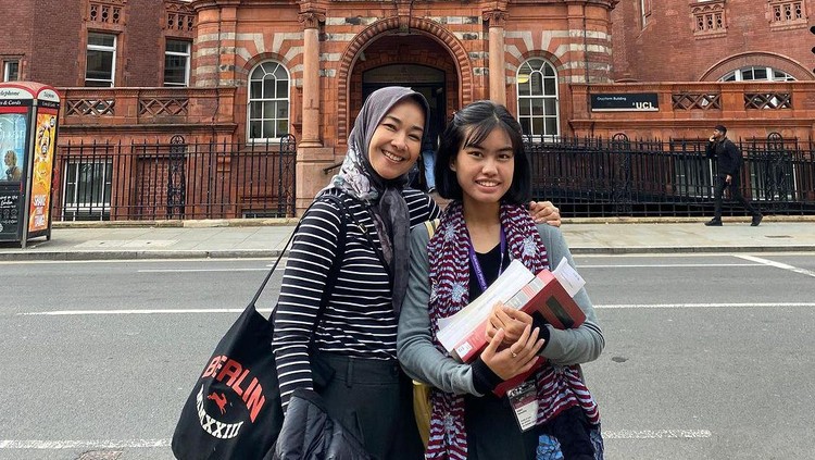 Potret Alya Rohali Dampingi Anak Kuliah
