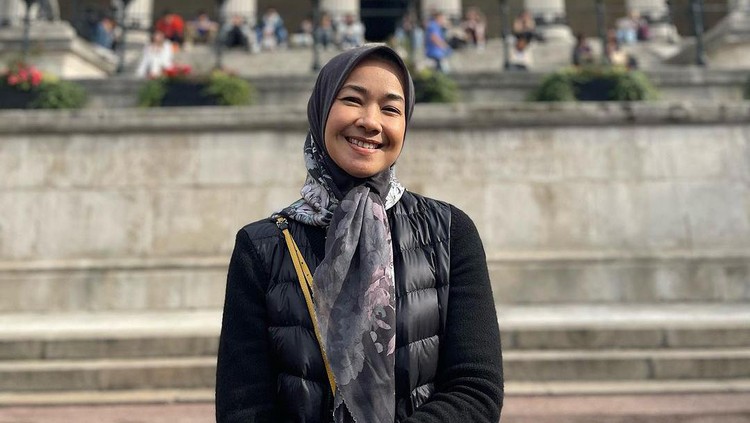 Potret Alya Rohali Dampingi Anak Kuliah