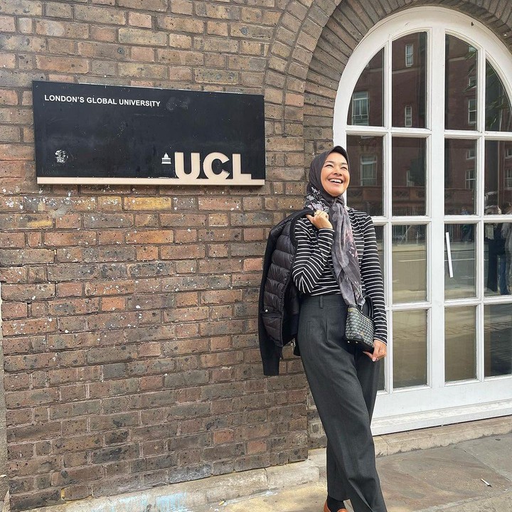 <p>Alya Rohali tidak ingin melewati momen kala Djani memasuki hari pertama kuliah. Ia pun terbang ke London dan menemani sang anak. (Foto: Instagram: @arohali)</p>
