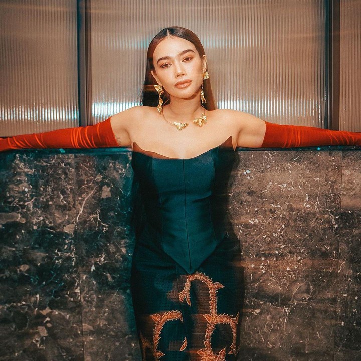 <p>Selain modis, Ratu Felisha juga kerap tampil dengan dandangan dan gaya yang 'bold'. Dalam premier film terbarunya, ia terlihat mengenakan <em>dress</em> hitam dengan corak batik, serta riasan dengan tema senada. (Foto: Instagram @allaboutfelisha)</p>