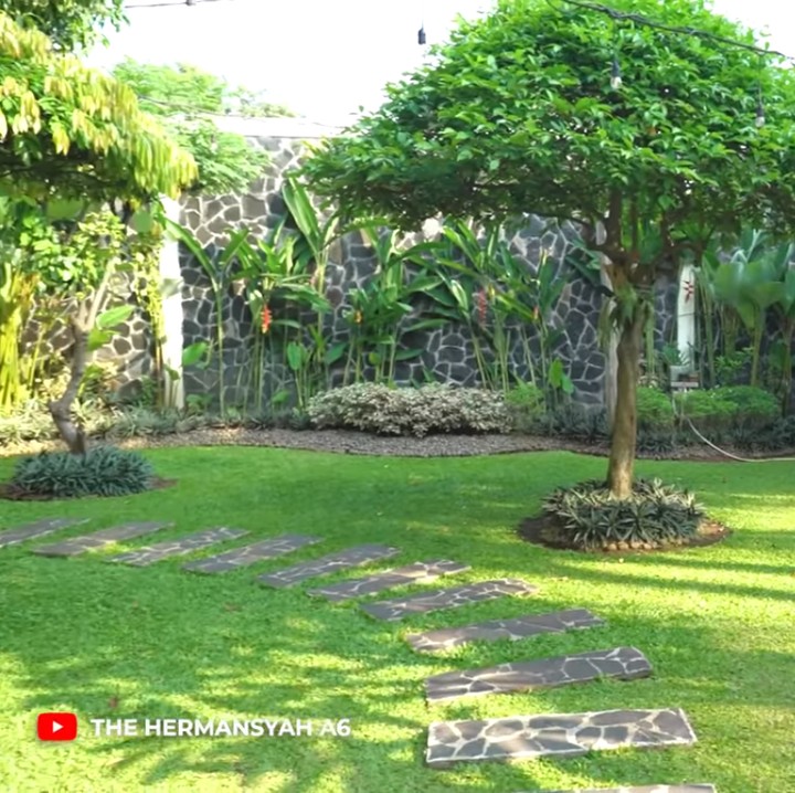 <p>Siapa sangka, rumah sebesar ini didesain oleh Rieke sendiri dan memakan waktu yang cukup lama. "Aku desain sendiri, aku gambar sendiri pakai skala. Bangun rumah antara lima hingga enam tahun baru jadi," tutur Rieke. Dari beberapa potret berikut, mana yang menjadi favorit Bunda? (Foto: YouTube The Hermansyah A6)</p>