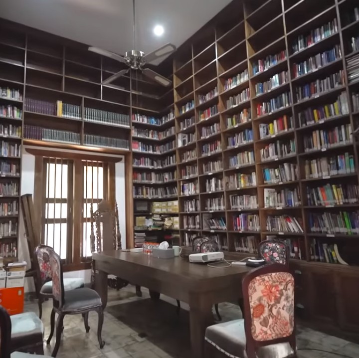 <p>Berikut potret ruang kerja Rieke, Bunda. Setiap sisi ruangan ini diisi rak buku menjulang dan semuanya penuh dengan beragam jenis bacaan. (Foto: YouTube The Hermansyah A6)<br /><br /><br /></p>