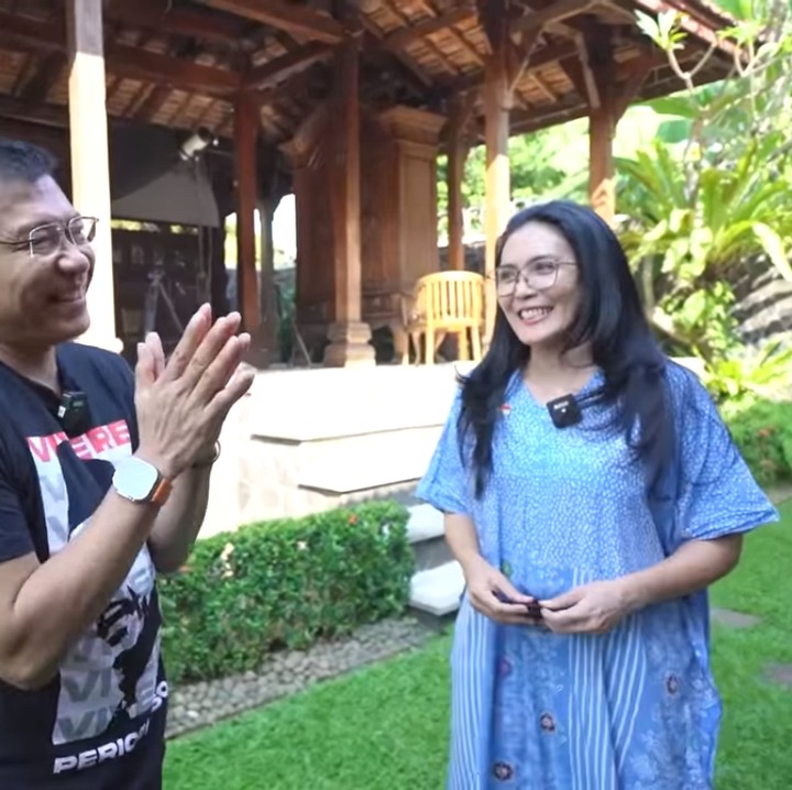 <p>Rumah para artis Indonesia selalu menjadi hal yang menarik dibahas. Salah satunya rumah Rieke Diah Pitaloka yang begitu luas. Beberapa waktu lalu, Anang Hermansyah datang ke rumah Rieke nih, Bunda.  (Foto: YouTube The Hermansyah A6)</p><p></p>