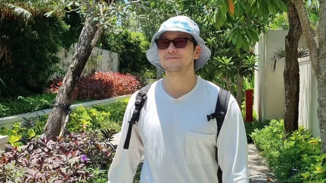 Son Seok-koo atau Son Suk-ku mengejutkan fan dengan pamer foto di Bali. Netizen kaget hingga mengaku kecewa karena melewatkan momen itu. 