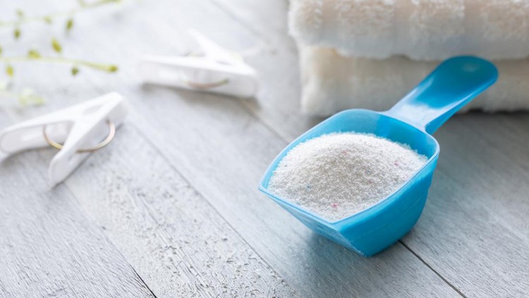Laundry detergent, powder, measuring spoon, white background