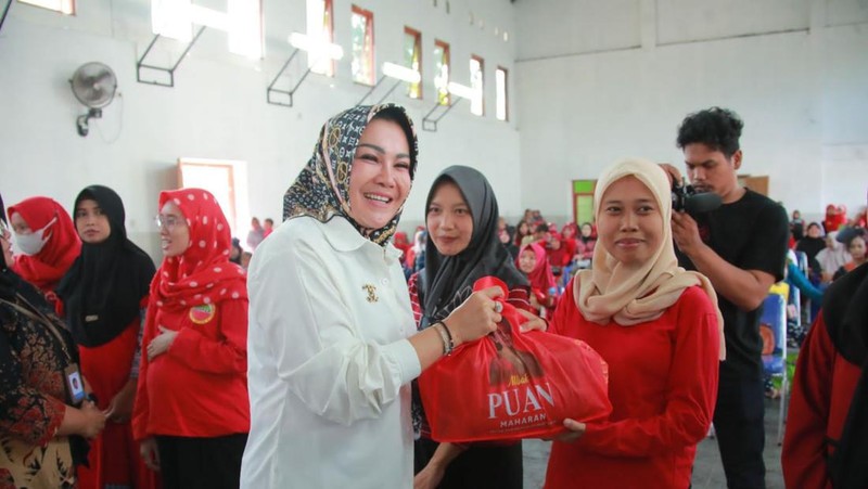 Bupati Klaten, Sri Mulyani, menyalurkan bantuan stunting kepada masyarakat Kecamatan Ngawen dan Bayat, Jum'at (6/10).