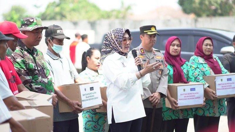 Pemkab Klaten mengembalikan fungsi awal lahan aset milik Pemerintah Desa Karanganom, dengan menggelar kegiatan gotong royong pembersihan Pasar Darurat.