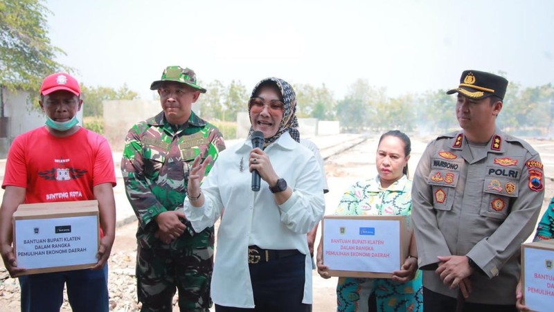 Pasca dipindahnya para pedagang dari Pasar Darurat Klaten ke Pasar Gedhe Klaten, ASN, TNI dan Polri dilibatkan dalam membersihkan kawasan tersebut.