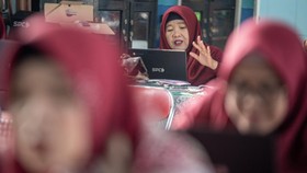FOTO: Pertahanan Guru di Sekolah saat Palembang Dikepung Kabut Asap