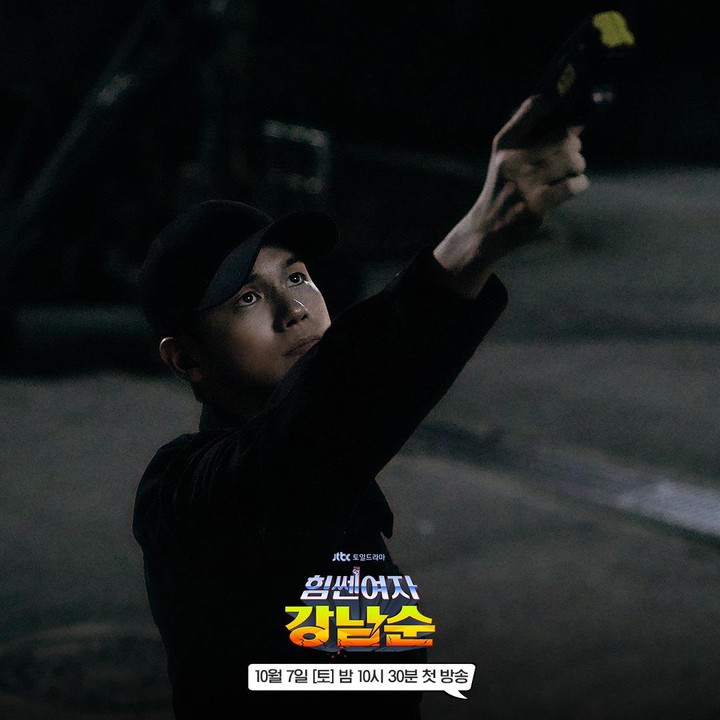 <p>Di potret ini, sepertinya Detektif Gang Hee-sik sedang dalam penyelidikan. Pasalnya, ia berpakaian serba hitam dan sedang sendirian di malam hari, seolah-olah sedang mengincar sesuatu. Kira-kira, apa ya yang sedang ia cari? (Foto: Instagram @jtbcdrama)</p>