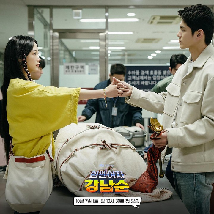 <p>Di potret ini, terlihat Detektif Gang Hee-sik dan Gang Nam-soon sedang terlihat serius, di mana mereka saling menatap satu sama lain dan jempol mereka saling bertemu. (Foto: Instagram @jtbcdrama)</p>