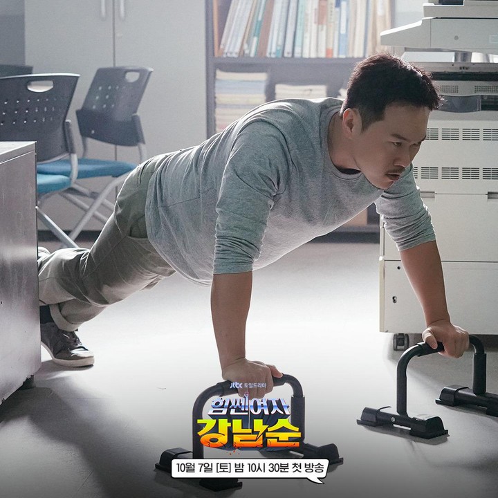 <p>Di potret ini, terlihat mantan perwira pasukan khusus tim investigasi narkoba di drama ini, Ha Dong-seok, sedang melakukan olahraga di ruang kantor. (Foto: Instagram @jtbcdrama)</p>