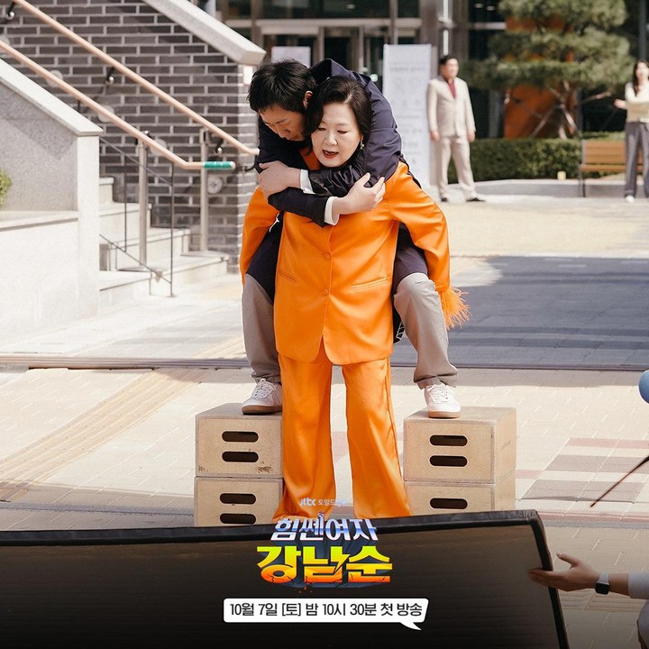 <p>Di potret ini, terlihat nenek Nam-soon, Gil Joong-gan, dengan pakaian eksentriknya sedang berusaha menggendong paman Nam-Soon yang terlihat agak ketakutan. Kira-kira mereka sebenarnya lagi apa ya, Bunda? (Foto: Instagram @jtbcdrama)</p>