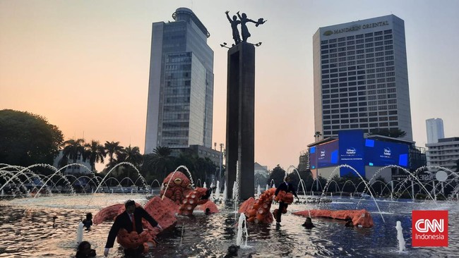 Sejumlah aktivis Greenpeace yang menggelar aksi di Bundaran HI dibawa ke Polsek Menteng karena dianggap mengganggu ketertiban umum.