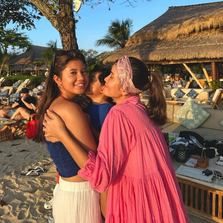 <p>Momen-momen berharga yang diabadikan dan dibagikan Titi Radjo saat bersama suami dan anak-anaknya sangat manis ya, Bunda? Kita doakan, semoga keluarga mereka sehat dan bahagia bersama, ya. (Foto: Instagram @titiradjopadmaja)</p>