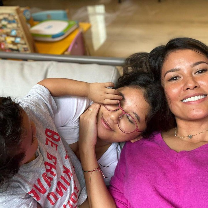 <p>Melalui media sosial Instagram, Titi sesekali membagikan potret berkumpul bareng suami dan kedua anak-anaknya. Salah satunya dalam potret berikut, saat mereka sedang santai di rumah. (Foto: Instagram @titiradjopadmaja)<br /><br /><br /></p>