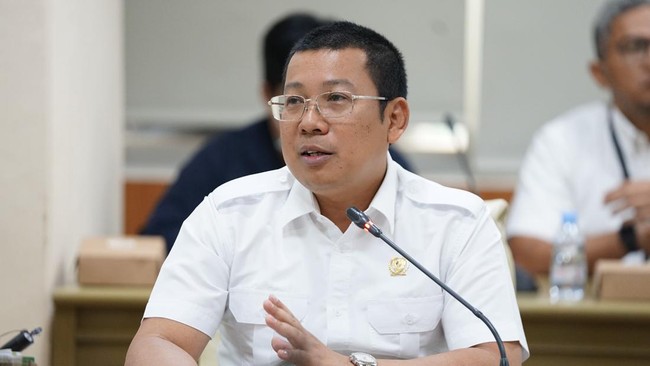 Plt Mentan Arief Prasetyo Adi memerintahkan jajaran Kementerian Pertanian meningkatkan produksi padi agar harga beras turun.
