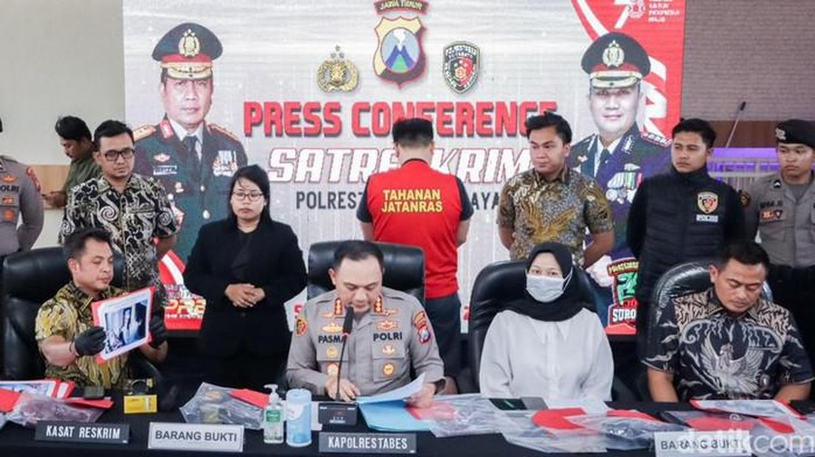 Konferensi pers di Mapolrestabes Surabaya.