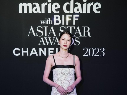 5 Potret Laura Basuki Raih Penghargaan Asia Star Awards di BIFF, Sepanggung dengan D.O. EXO