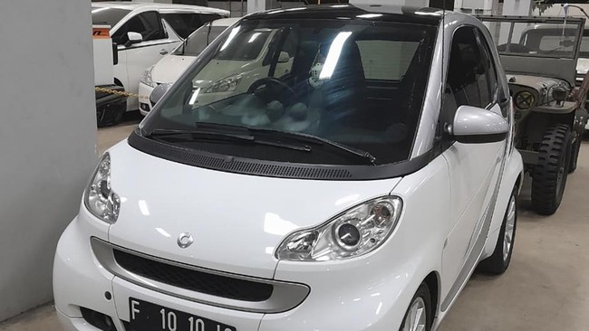 KPK kembali menyita tiga unit mobil milik tersangka kasus dugaan penerimaan gratifikasi dan TPPU Andhi Pramono.