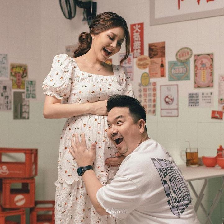 <p>Dalam satu foto, Nex Carlos tampak memeluk perut sang istri dan berpose seperti sedang mendengar gerakan janin. Keduanya sama-sama memamerkan wajah bahagia. (Foto: Instagram @vienesca/ @nexcarlos)</p>