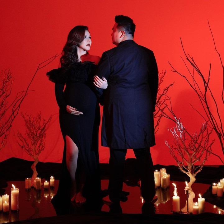 <p>Maternity shoot ini juga menampilkan sisi romantas Nex Carlos dan sang istri. Momen ini terlihat di satu foto yang menampilkan keduanya saling berpandangan, dan Veve menggandeng lengan suaminya. (Foto: Instagram @vienesca/ @nexcarlos)</p>