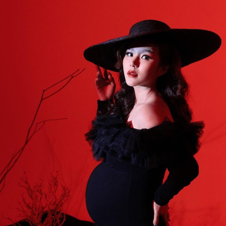 <p>Food vlogger Nex Carlos akan segera dikaruniai anak pertama, Bunda. Sang istri, Vienesca Laurencia, tengah hamil. (Foto: Instagram @vienesca/ @nexcarlos)</p>