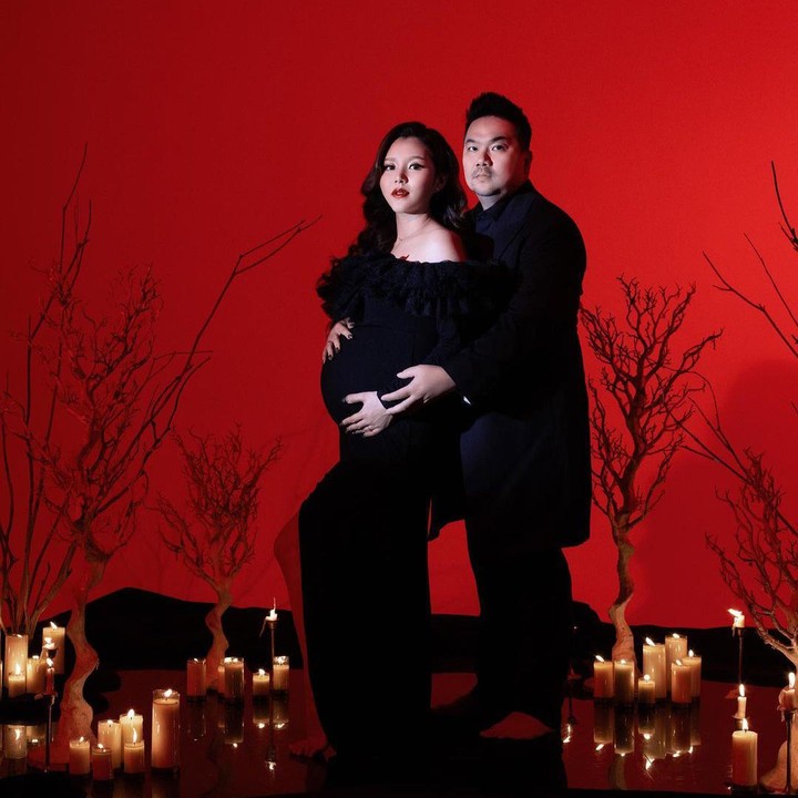 <p>Belum lama ini, Nex Carlos membagikan maternity shoot-nya bersama Vienesca atau akrab disapa Veve. Ada dua tema maternity shoot, dan salah satunya adalah tema 'bold', di mana Nex Carlos dan sang istri kompak mengenakan pakaian gelap dengan latar merah dan hiasan lampu lilin. (Foto: Instagram @vienesca/ @nexcarlos)</p>