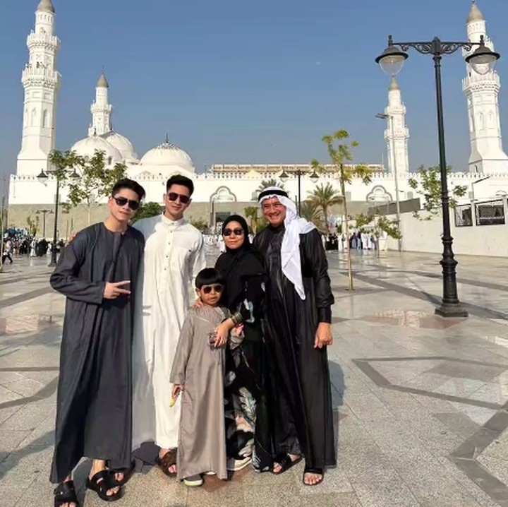 <p>"<em>Alhamdulillah</em> ya Allah. Hanya bisa meneteskan air mata bisa kembali ke sini bersama suami dan anak-anak. <em>MasyaAllah</em> betapa sangat bersyukur dan bahagia. Semoga semua yang melihat keluarga kita ini bisa segera ke Tanah Suci, Allah mudahkan semuanya," ujar Sarni. (Foto: Instagram: @nyaisarni2)</p>