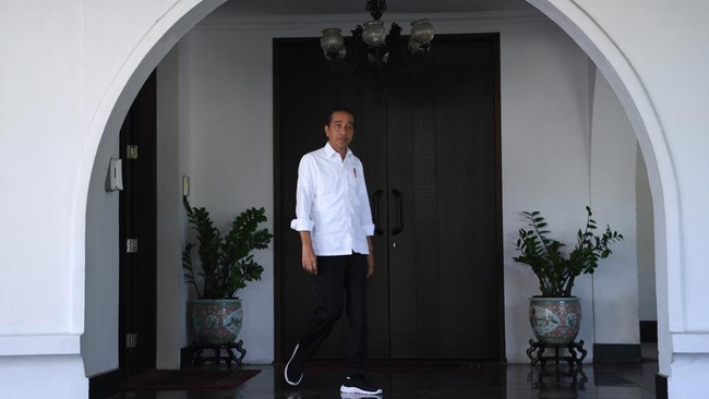 Presiden Jokowi menghadiri perayaan HUT Partai Golkar ke-59 malam ini. Dia disambut langsung oleh Prabowo Subianto dan elite Golkar.